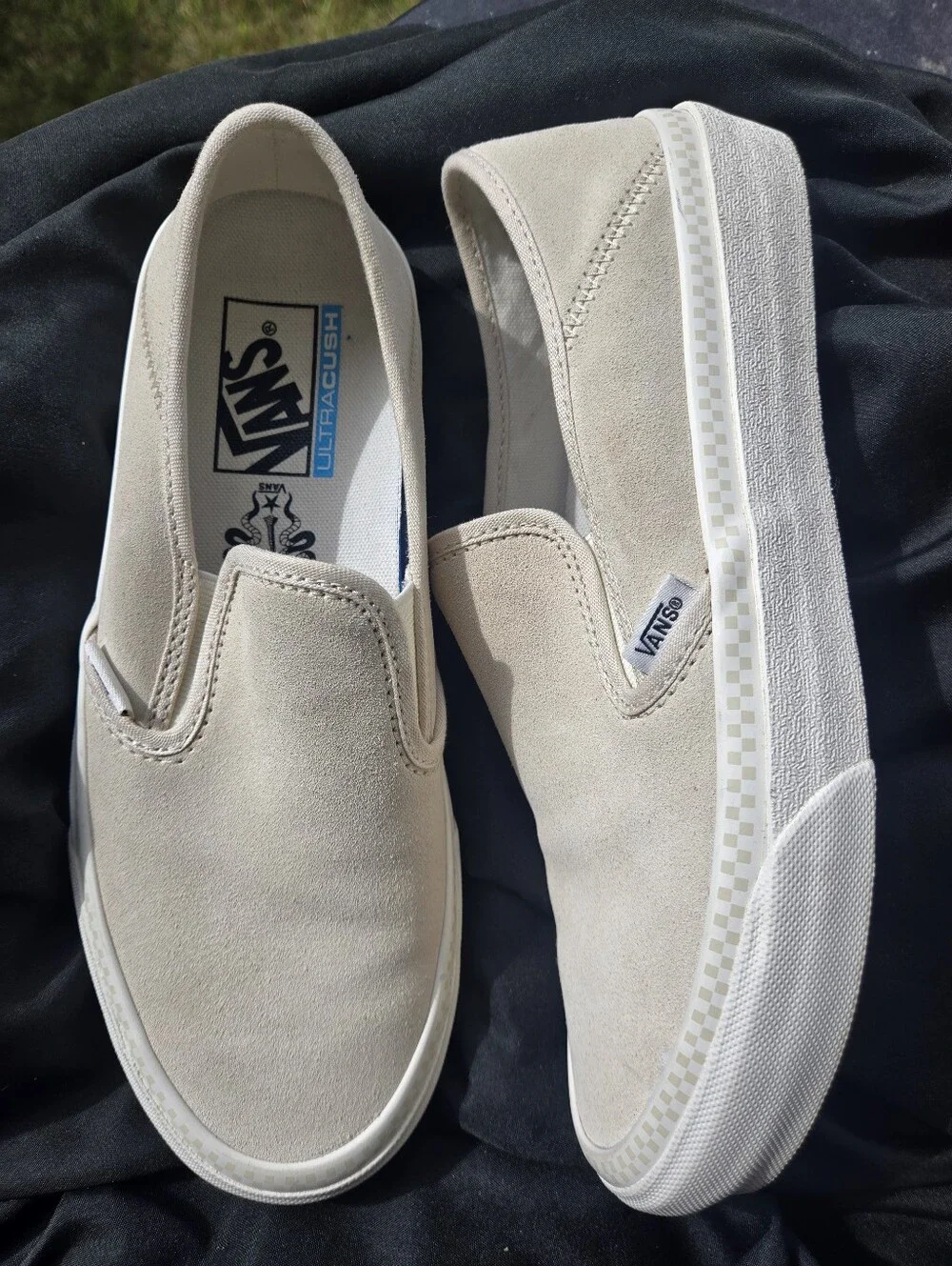 Vans Slip-On Sneakers‎ in Beige Suede
